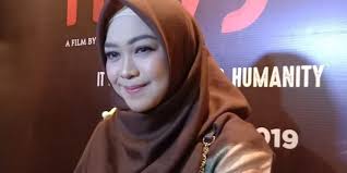 Ria ricis yang memiliki nama asli ria yunita juga sering menjadi endorser online shop. Diprotes Tetangga Karena Syuting Youtube Saat Social Distancing Ria Ricis Buka Suara Halaman All Kompas Com