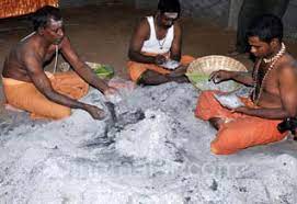 பழநிகோயில் கோசாலை சாணத்தில் இயற்கை முறையில் விபூதி தயாரிப்பு! | Dinamalar