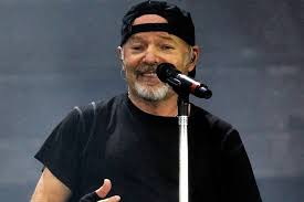 Vendo 3 biglietti per il concerto di vasco rossi al circo massimo di roma per il 27/6/2021,pagameto con bonifico o paypal spese a carico del destinatario ,contattare solo se realmente interessati.prezzo 170 euro a biglietto, biglietti gia in mio. Vasco Rossi Concerti Spostati A Giugno 2021