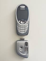 *embora a marca siemens esteja presente em muitos produtos para o consumidor final, desde 2006, a siemens não produz mais telefones de mesa, aparelhos celulares, aparelhos de surdez ou computadores pessoais. My First Camera Phone Siemens S55 Celular Antigo Celulares Telefone Celular