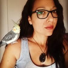 Parrot 🦜 na human being😲😲 see their knàcking style 🤣