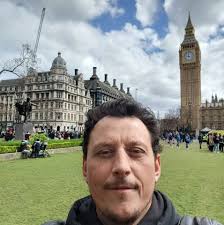 How to create a mini library in a small cabin?