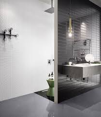 Le pareti del bagno sono rivestite con piastrelle nere sfalsate e in misure diverse brix. Bagno Bianco E Nero 30 Idee Di Arredo Originali Mondodesign It