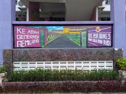 Sekolah menengah kebangsaan (smk) pasir gudang 3, dekat sini, masih beroperasi seperti biasa walaupun sebahagian bangunannya rosak akibat kebakaran di tiga bilik. Blog Seni Khat Rahman Sahlan Mural Khat Pandai Khat Mudah Jawi Lancar Ngaji Johor Mural Nama Dan Bangunan Sekolah