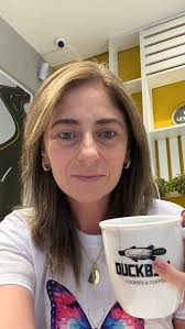 A Placa A-42b adverte ao condutor do veículo da existência, adiante, de  pista em que os fluxos opostos de tráfego deixam de ser separados por um  canteiro ou obstáculo. A UNITRAN quer