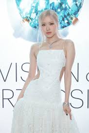 Rosé đi sự kiện chỉ diện váy đơn sắc vẫn thần thái ngút ngàn