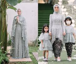 Gak harus kebaya atau dress, kamu pun bisa mengenakan celana. Adu Gaya Lamaran Lesti Kejora Dan Dinda Hauw Mirip Nan Kece