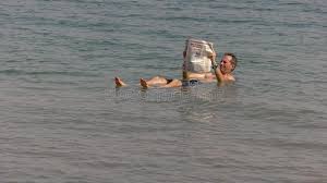 Fare il morto sul mar morto, il ritorno in italia dalla giordania. Mar Morto Israele 22 Settembre 2016 Un Uomo Galleggia Nel Mar Morto E Legge Un Giornale Immagine Stock Editoriale Immagine Di Galleggiante Turismo 150687199