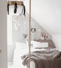 Bohemian Style Furs Schlafzimmer In Weiss 49 Ideen Schlafzimmer Dachschrage Zimmer Kleine Zimmer Einrichten