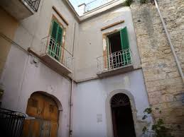 Casa indipendente a gravina in puglia intero stabile composto da 2 appartamenti di 3 vani e accessori al 1° e 2° piano di 3 vani e acc. Ancient Palace For Sale In Puglia Oria Traditional Property