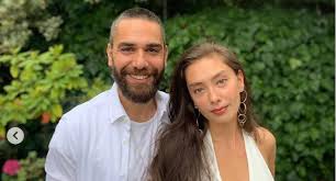 Kadir Dogulu Esi Neslihan Atagul Un Performansindan Cok Etkilendi Yildonumleri Unluler Fotograf