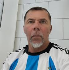 Para Diego Maradona solo existió un futbolista mejor que él, no fue ni  Cruyff, ni Pelé, y sí, fue el salvadoreño Mágico González. Miren el rostro  de Messi, pura admiración y respeto