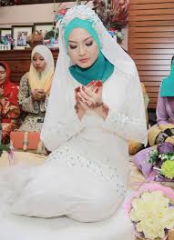 Pemilihan warna baju ikut cara yang betul bukan saja akan menampakkan si contohnya untuk warna kelabu, biru, ungu, merah. Terpopuler 29 Baju Pengantin Warna Turquoise