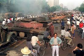 你上次不是说你不会忘记天安门而且必定找回民主主义吗。 nǐ zhè shì shénmé yìsi？nǐ shàngcì bù shì shuō nǐ bú huì wàngjì tiān'ānmén érqié bìdìng zhǎohuí mínzhǔzhǔyì ma. 64å¤©å®‰é–€äº‹ä»¶é¡é ­ä¸‹çš„æ­·å² 1989å¤©å®‰é–€ æœ€é»'æš—çš„ä¸€å¤œ å…­å››äº‹ä»¶çˆ†ç™¼ Eckq