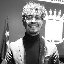 QEPD] 🕊️ Lamentamos el sensible fallecimiento de Leonardo Fabian Navarro  Arriagada a sus 39 años, quien fue condecorado con el Premio Municipal Arte  y Cultura 2023. Leonardo se crió en Talcahuano y