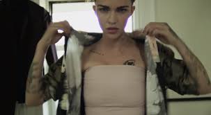 Ruby Rose La Modelo Y Dj Que Se Lio Con Demi Lovato Estrena Video Sobre La Identidad De Genero Lesbiana Es Portal Exclusivo Para Mujeres Lesbianas