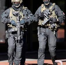Oh yea 100% i did a lot of searching for repro gsg9 lids too, but when a repro costs more than real bump helmets i backed off from that idea. Terrorbekampfung Die Gsg 9 Zwischen Trauma Und Legende Welt