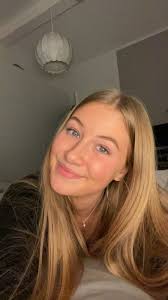 Looking for a host family 🙂 My name is Léa, I turned 18 in July and I come  from the French part of Switzerland, near Geneva. I finished highschool  last year and