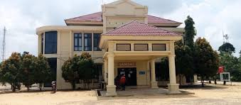 Korban membayar pajak mobil melalui samsat keliling. Ajj4bfolglyzgm