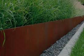 Steel landscape edging keeps a clean line between grass and flower beds. Design Sleuth Extra Long Corten Planter Gardenista Steel Garden Edging Metal Lawn Edging Metal Garden Edging
