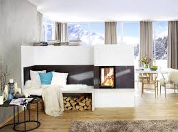 In Der Wohnung Inmitten Winterlicher Schneebedeckter Idylle Bildet Ein Halbhoher Raumteiler Mit Kaminelement Das Highl Sitzecke Wohnen Wohnung Innenarchitektur