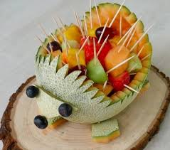 Comment Faire Un Herisson Avec Un Cantaloup Lillian Recetteaperitif En 2020 Garnitures Pour Aliments Aperitif Melon Sculptures De Fruits