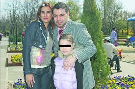 A avut prima tangență cu muzica la vârsta de patru ani. A Vrut Sicriu Alb Pentru Stefania Libertatea