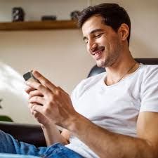 Por qué no deberías ver porno en el móvil si aprecias tu seguridad y  privacidad cibernética | GQ España