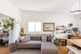 Chances are you weren't envisioning bare white walls, vertical blinds and beige carpet, but this generally, rental contracts spell out what you are and aren't allowed to do to decorate your apartment. Creative Ways To Decorate For Absolutely No Money Simplicity