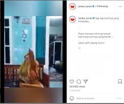 Seorang ibu yang mengenakan baju kuning terlihat. Viral Wanita Amuk Kurir Karena Barang Tak Sesuai Pesanan Matamata Com