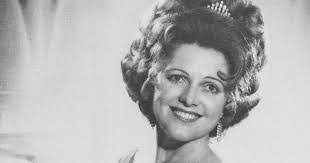 Janet Gould's Instagram, Twitter & Facebook