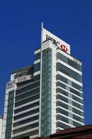 Satu pertiga daripada cawangan hsbc menawarkan produk dan perkhidmatan perbankan islam, di bawah anak syarikat mereka iaitu hsbc amanah malaysia berhad. Hsbc Amanah Malaysia Berhad