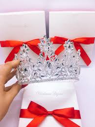 Aranjamente florale deosebite pe floria.ro ⭐ comanda online si beneficiezi de livrare gratuita in 2 ore in peste 130 localitati din tara. Coronita Foarte Inalta 1696 Madamme Bijoux