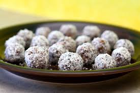 Potete poi personalizzarle aggiungendo gocce di cioccolato fondente all'interno o cacao amaro nell'impasto che staranno. Palline Di Cocco E Cacao