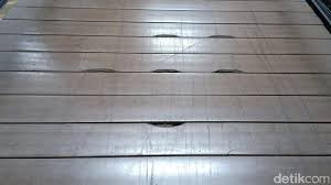 Harga jual pastinya akan berbeda dengan harga saat pertama kali membeli. Penampakan Lantai Kayu Jpo Yang Rusak Gara Gara Skuter Listrik