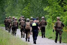 Hij werkte sinds 1992 bij de belgische defensie. Defensie Spendeerde Al Meer Dan 650 000 Euro Aan Jacht Op Conings Klopjacht Op Jurgen Conings Hln Be