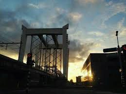 Zwijndrechtse brug in het zonnetje gezet door fotograaf wim schut automobilisten trekken zich weinig aan van stopstreep is het zwijndrechtse of dordtse brug beloning uitgeloofd voor gouden tip. Pin Van Lenie Plaisier Op Foto S Dordrecht Stad Foto S Brug
