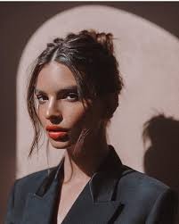 Emrata Radiates Confidence Do You Think She S Had Slight Enhancements Contourclinics Emily Ratajkowski Beauty Inspiration Model