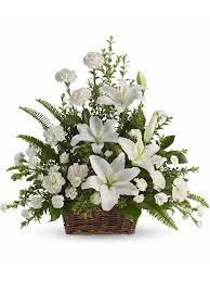 Questo anello sorregge l'intera composizione e attorno ad esso si avvolgono dei fiori bianchi artificiali. Cesto Di Gigli Bianchi E Garofani Bianchi Fiori Per Funerale