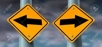 Auswahl Und Entscheidungen Verkehrszeichen Als Gelbe Warnung Autobahn Schilder Mit Zwei Pfeile In Entgegengesetzter Richtung Als Dilemma Symbol Auf Einem Dunklen Hintergrund Himmel Bewolkt Sturm Lizenzfreie Fotos Bilder Und Stock Fotografie Image