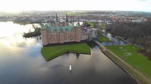 Frederiksborg slotskirke har bevaret en særlig forbindelse til kongehuset. Frederiksborg Castle Hillerod Denmark