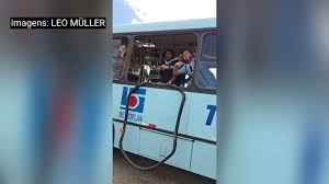 Ônibus com torcedores do Grêmio é atacado; assista