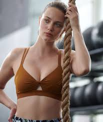 Style Et Confort La Brassiere A Maintien Leger Est Concue Pour Vous Accompagner Durant Vos Sessions De Yoga Pilates Et En 2020 Porte Jarretelles Etam Maillot De Bain