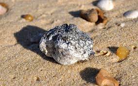 Bueno, es muy cotizado por su escasez y por ser muy codiciado en la alta perfumería. Un Tailandes Encuentra Un Vomito De Ballena De 722 000 Dolares Tendencias Rd