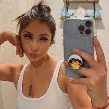 Leanne Castro's Instagram, Twitter & Facebook