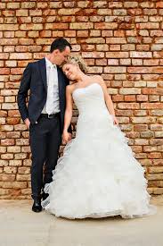 Wedding Couple Pose By Brick Wall Wedding Couple Pictures Wedding Couple Poses Couple Photography