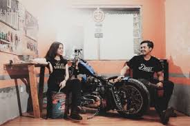 Konsep klasik dengan mengusung konsep prewedding motor cb dapat menjadi salah satu alternatif pilihan kalian. Ini Gaya Prewedding Ala Anak Motor Romantisnya Dijamin Bikin Klepek Klepek Gridoto Com