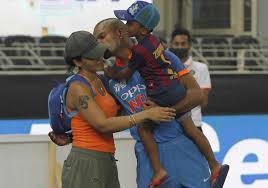 Shikhar dhawan & ayesha mukherjee had their first child zoravarin 2014. Ipl 2019 Shikhar Dhawan S Son Does Thigh Five Ricky Ponting S Daughter Joins Him