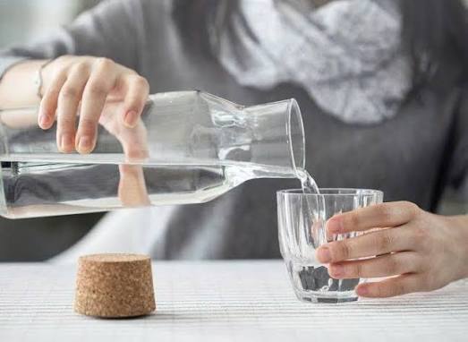 Sai lầm khi uống nước mà hàng triệu người mắc phải, gây áp lực lên thận