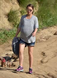 She lives in a country where have totall 328.2 million with an estimated net worth of over $1.5 million, amalia millepied is always ranked on the list of the richest family member in united states. Natalie Portman Enceinte De Son Troisieme Enfant Les Fans En Sont Convaincus